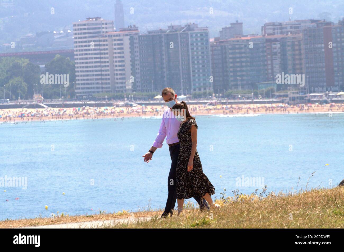 Spagna. 30 luglio 2020. Per la loro ultima tappa nel viaggio di un mese in tutta la Spagna Don Felipe e Doña Letizia i re di Spagna hanno scelto le Asturie. Dopo aver visitato un centro di trattamento dei rifiuti all'inizio di questo giovedì e poi la lode dell'orizzonte - una scultura creata da Chilida tre decenni fa - hanno finito il loro soggiorno nella terra che vide nascere la Regina trasferendosi a Llanera. In questo consiglio del Principato hanno conosciuto le strutture del museo Fernando Alonso. (Foto di Mercedes Menendez/Pacific Press) Credit: Pacific Press Media Production Corp./Alamy Live News Foto Stock