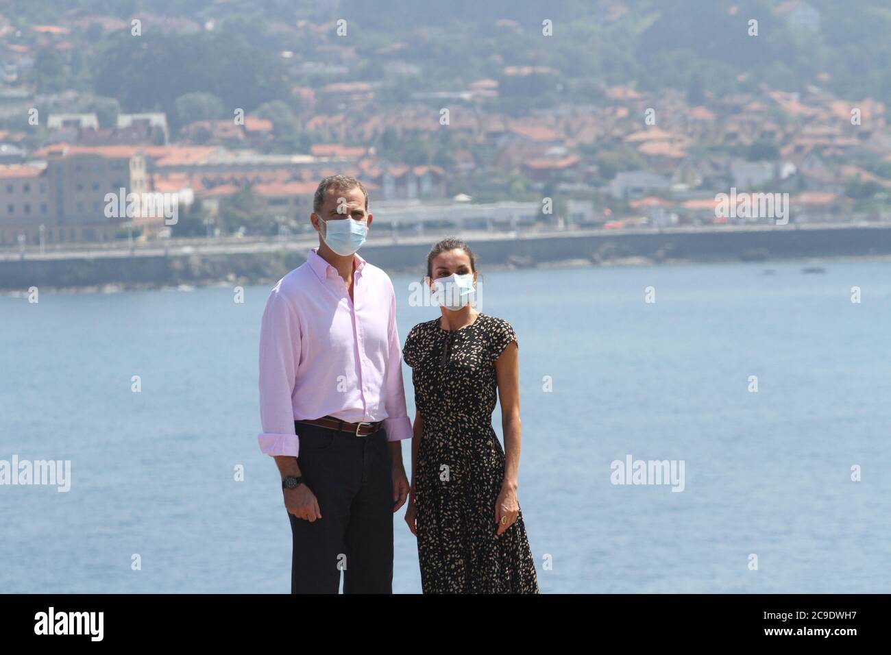 Spagna. 30 luglio 2020. Per la loro ultima tappa nel viaggio di un mese in tutta la Spagna Don Felipe e Doña Letizia i re di Spagna hanno scelto le Asturie. Dopo aver visitato un centro di trattamento dei rifiuti all'inizio di questo giovedì e poi la lode dell'orizzonte - una scultura creata da Chilida tre decenni fa - hanno finito il loro soggiorno nella terra che vide nascere la Regina trasferendosi a Llanera. In questo consiglio del Principato hanno conosciuto le strutture del museo Fernando Alonso. (Foto di Mercedes Menendez/Pacific Press) Credit: Pacific Press Media Production Corp./Alamy Live News Foto Stock