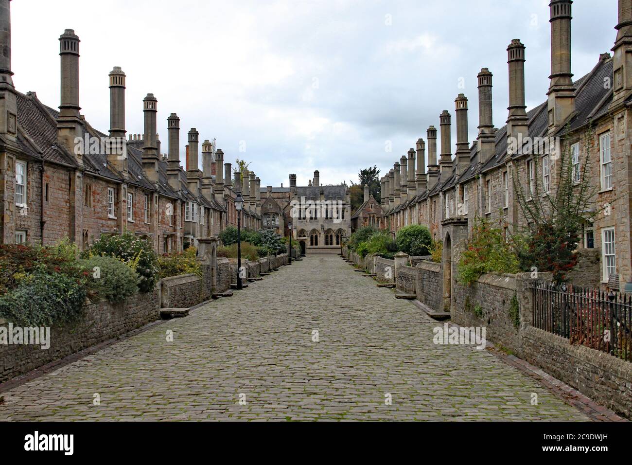 La vuota strada acciottolata di Vicar's Close a Wells, Somerset Foto Stock