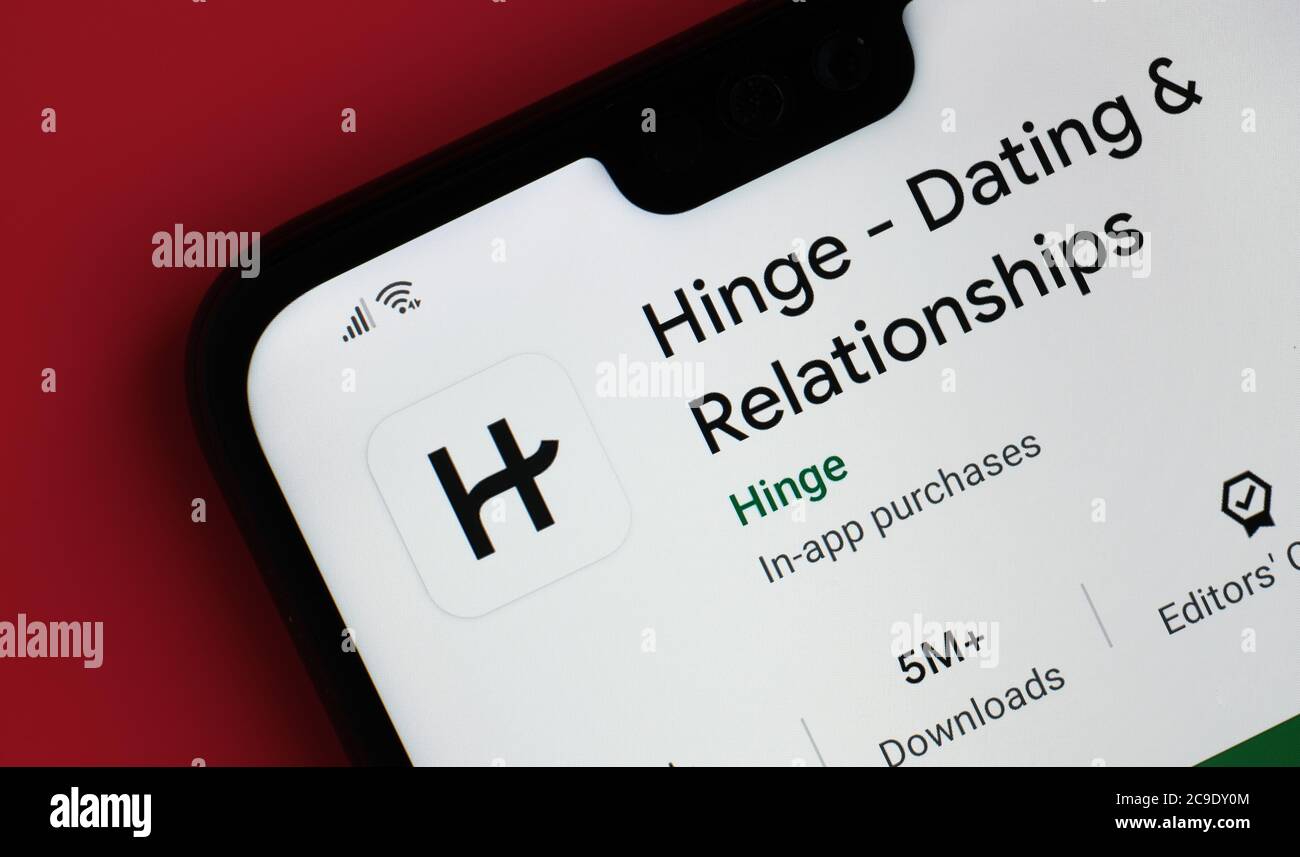 Stone / Regno Unito - Luglio 30 2020: App Hinge vista sull'angolo del telefono cellulare. Incontri e relazioni app/ Foto Stock