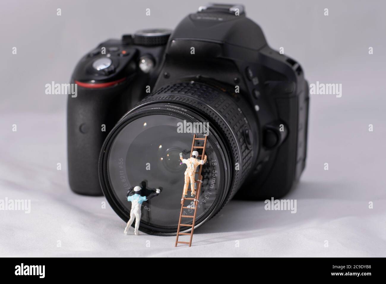Lavavetri in miniatura per pulire l'obiettivo di una fotocamera DSLR Foto Stock