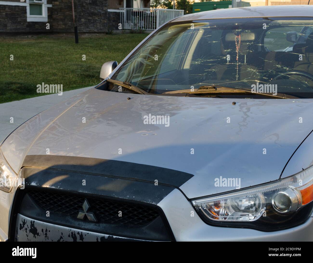 Molti residenti archivieranno i reclami di assicurazione di automobile dopo un evento estremo di grandine a NE Calgary il 13 giugno 2020. Foto Stock