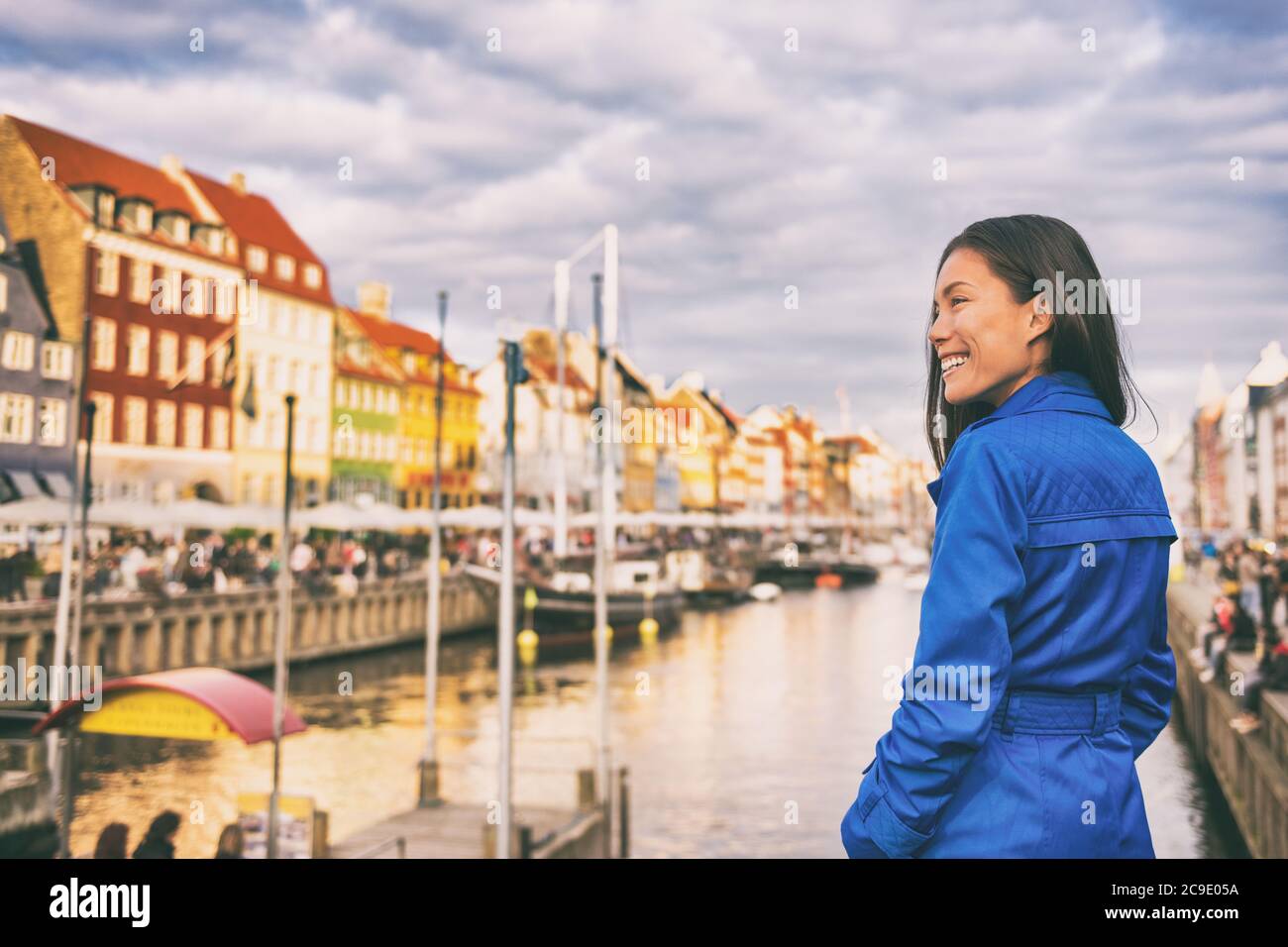 Turistico a Copenhagen. Una donna asiatica cinese che viaggia a Nyhavn visitando la Danimarca. Viaggi in città, turismo in Scandinavia. Foto Stock