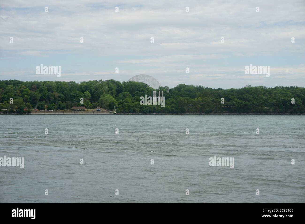 Montreal, QC / Canada - 7/5/2020: Vista panoramica dell'isola di Saint Helen con il museo della Biosfera per l'ambiente nel mezzo. Il primo piano è SA Foto Stock