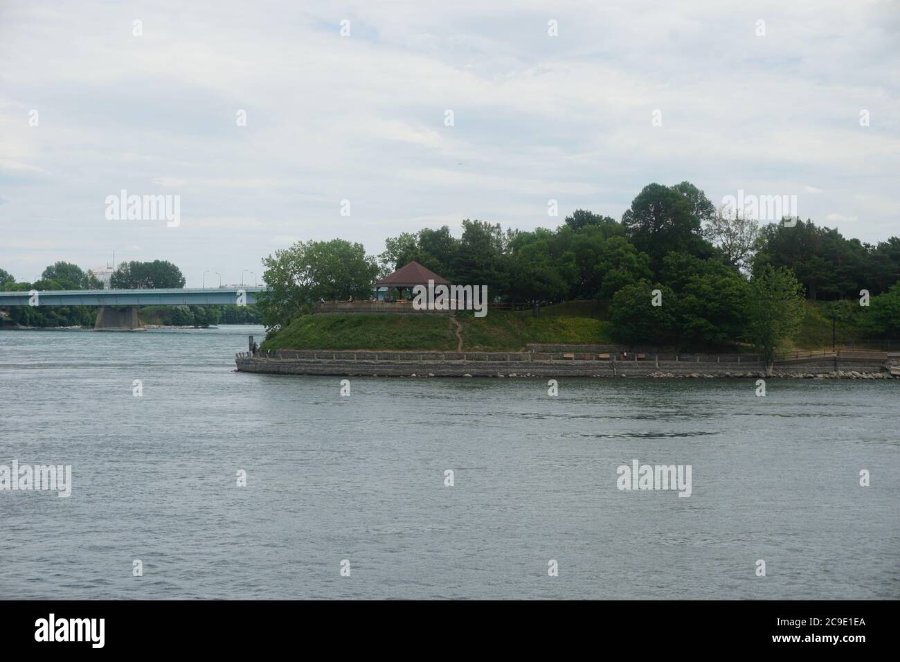 Una splendida vista dello skyline di Dieppe Park Montreal con un pergolato nel mezzo. Il primo piano è il fiume Saint Laurent. Foto Stock