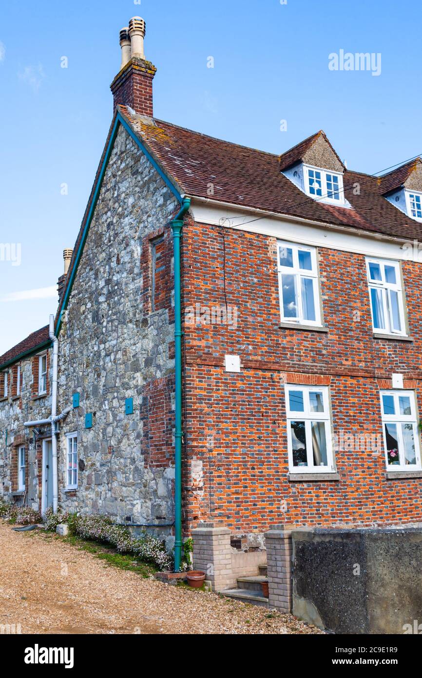 Costruzione di case in mattoni rossi e pietra a Brading sull'isola di Wight con prove di finestre bloccate per evitare di pagare la tassa sulla finestra Foto Stock