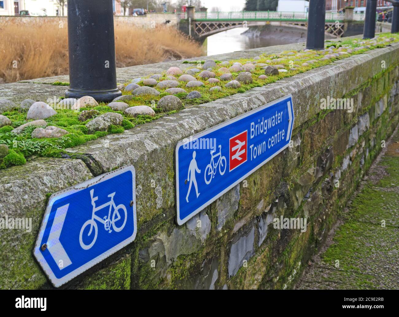 Segnaletica ciclabile, Bridgwater Town Center, stazione ferroviaria, percorso a piedi, Bridgwater, Somerset, Inghilterra, Regno Unito Foto Stock