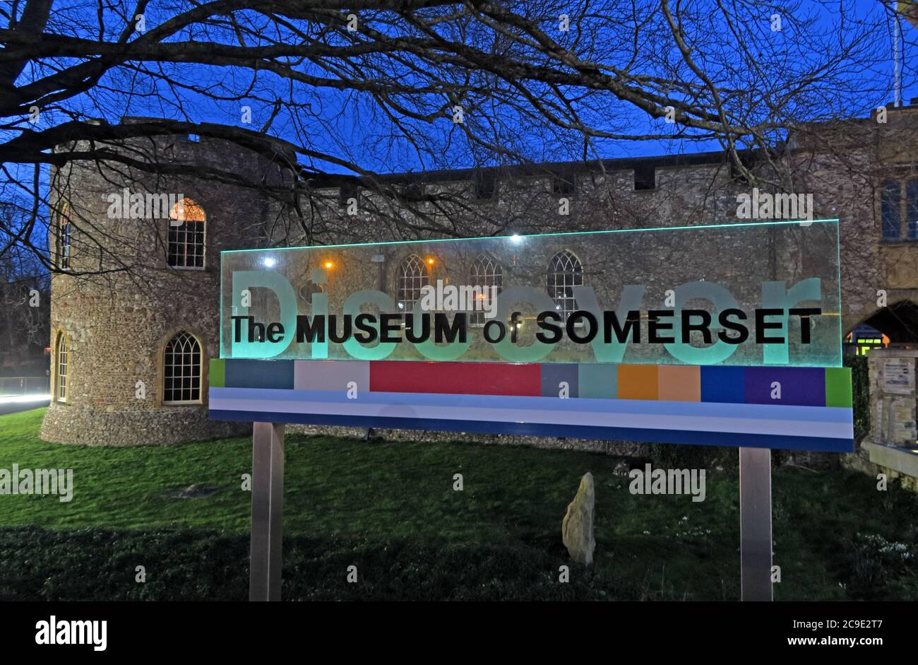 Cartello al Museo di Somerset, crepuscolo, di notte, Castello di Taunton, Castello Verde, Taunton, Somerset, TA1 4AA Foto Stock