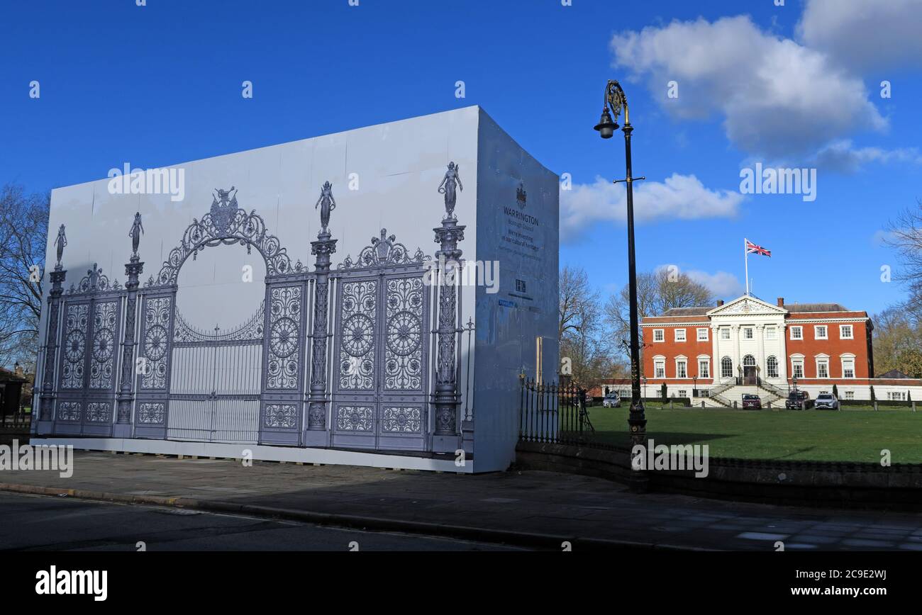 Golden Gates, Warrington Town Hall, Sankey Street, Warrington, Cheshire, Inghilterra, Regno Unito. Sotto la copertura durante la riparazione Foto Stock