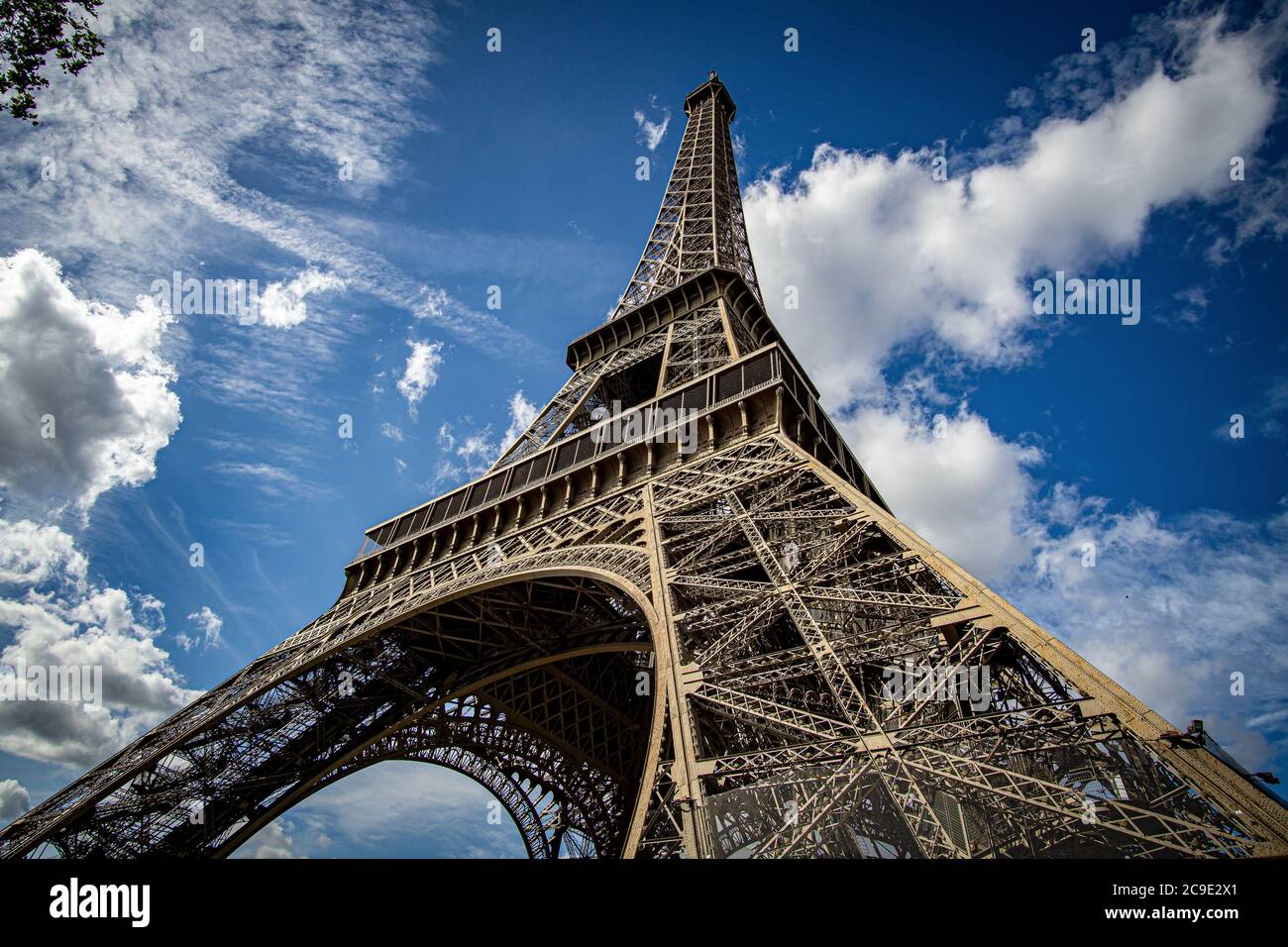 Torre Eiffel contro il cielo blu Foto Stock