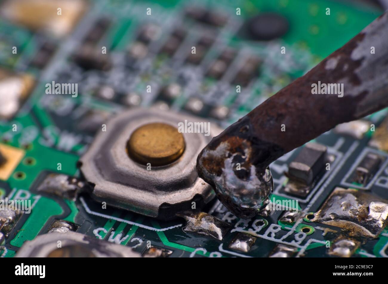 saldatore sul gruppo scheda a circuito stampato. Componenti elettronici Foto Stock