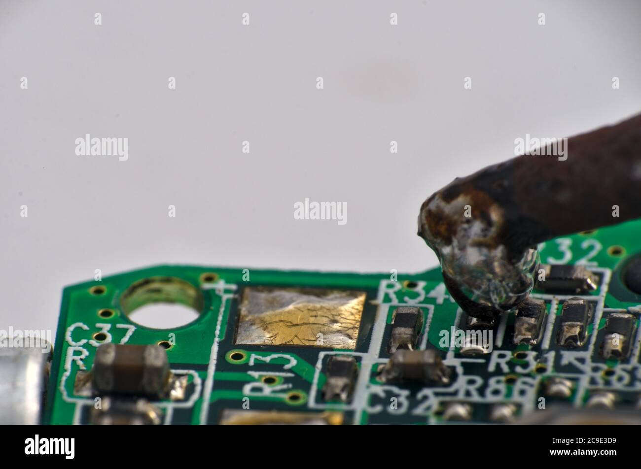 saldatore sul gruppo scheda a circuito stampato. Componenti elettronici Foto Stock