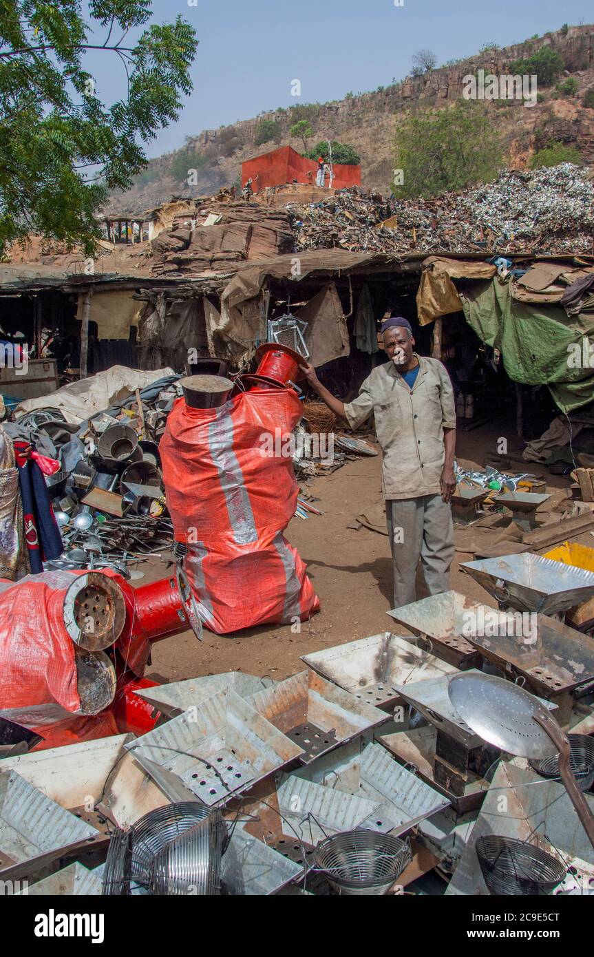 Un uomo sta lavorando con i beni riutilizzati fatti da metallo di scarto in Bamako, la capitale e la città più grande del Mali. Foto Stock