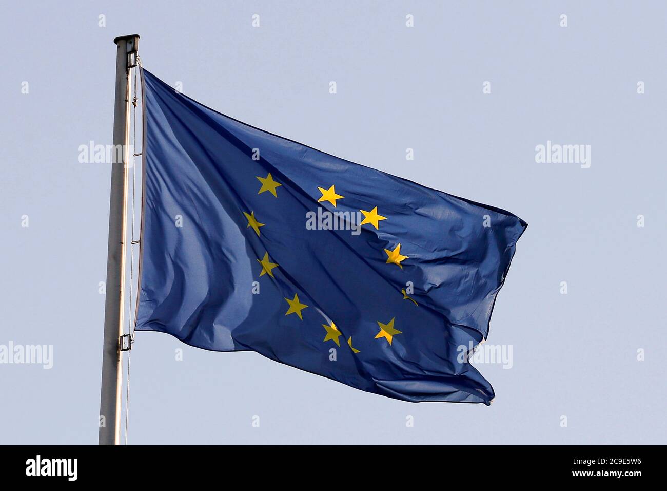 Bandiera dell'Unione europea che sventola su un cielo blu Foto Stock