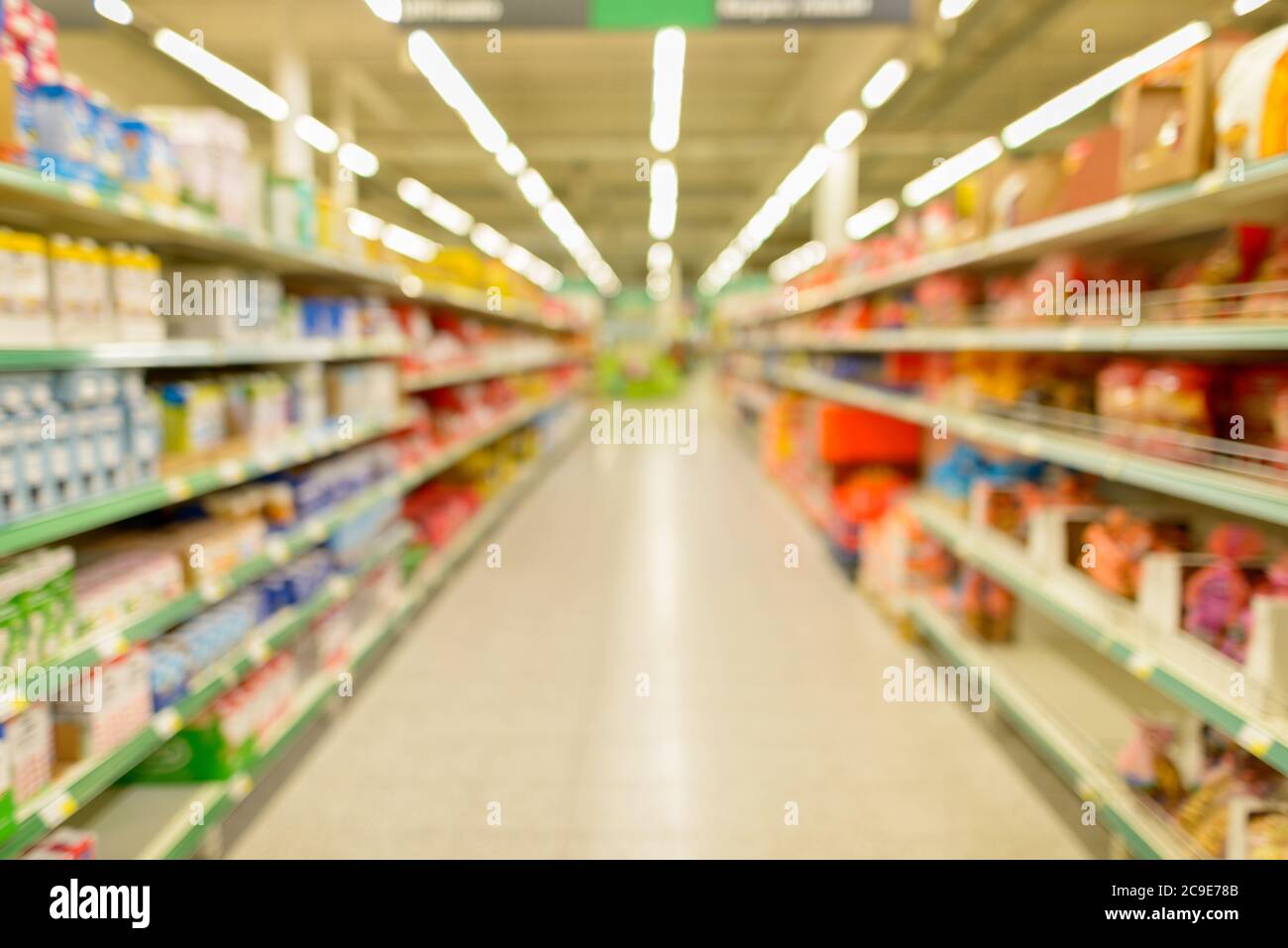 Supermercato defocalizzato nel centro commerciale con prodotti vari sugli scaffali Foto Stock