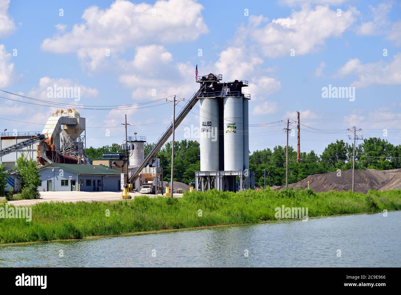 Bartlett, Illinois, Stati Uniti. Lavorazione dell'asfalto all'interno di un parco industriale nella periferia di Chicago. Foto Stock