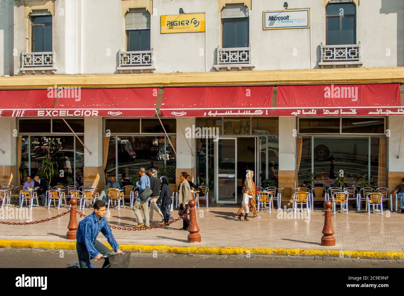 Scena di strada con persone di fronte all'Hotel Excelsior nel quartiere europeo nella città di Casablanca in Marocco. Foto Stock
