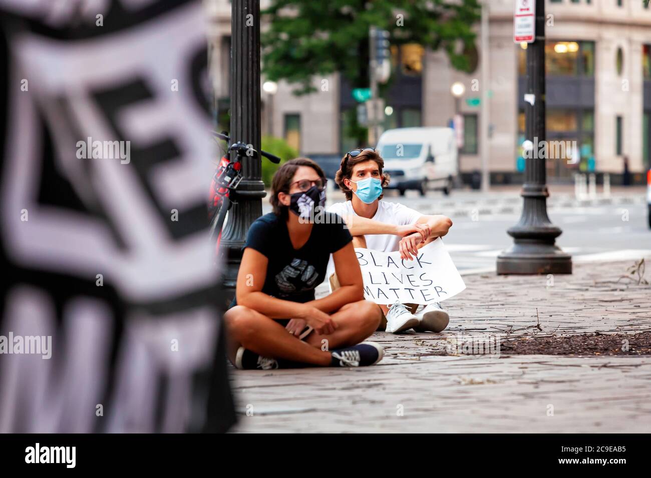 I manifestanti ascoltano come membri principali dei cittadini interessati della DC parlano al Wilson Building, dove si incontra il Washington City Council, Stati Uniti Foto Stock