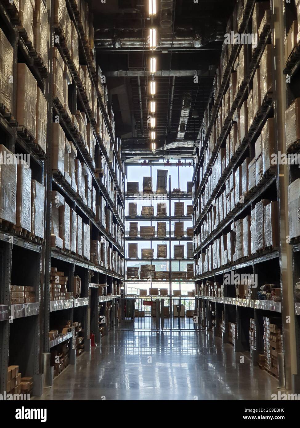 Moderna corsia di magazzino in un centro di distribuzione Foto Stock