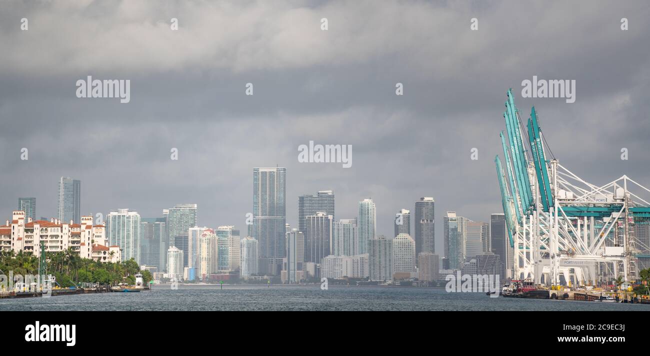 Port Miami gru e vista del centro di Brickell Foto Stock