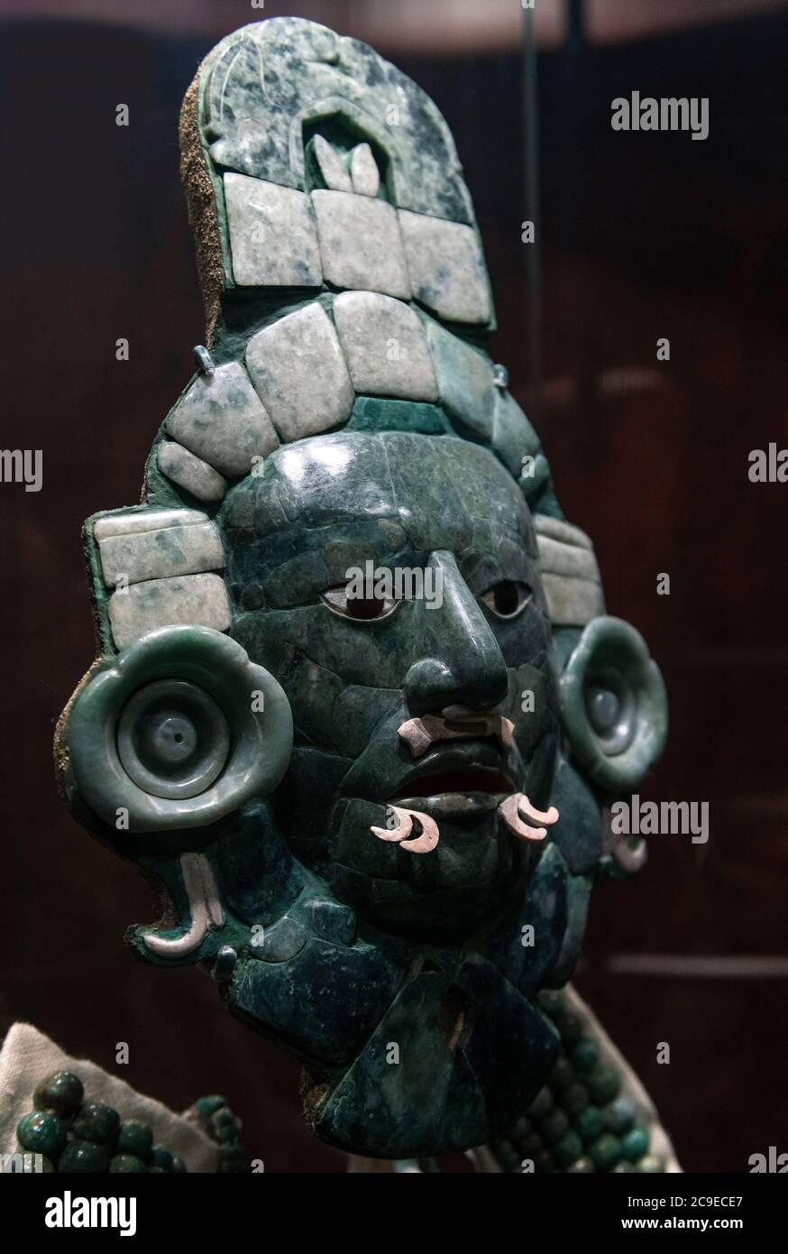 Maya funeraria maschera funeraria in giada e ossidiana dello stato della città di Calakmul nella foresta pluviale di Peten, Messico. Foto Stock