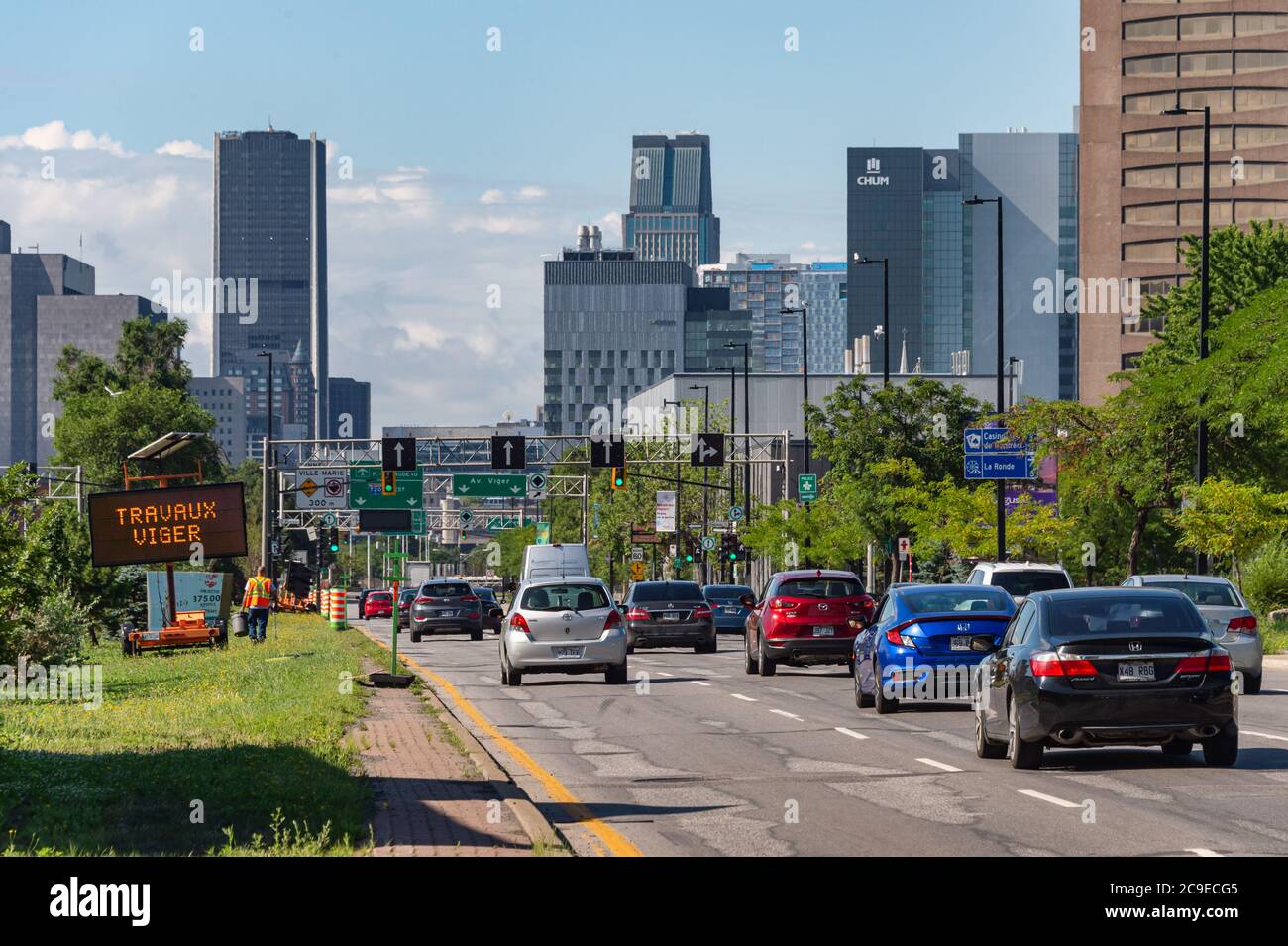 Montreal, CA - 30 luglio 2020: Traffico su Boulevard Rene-Levesque Foto Stock