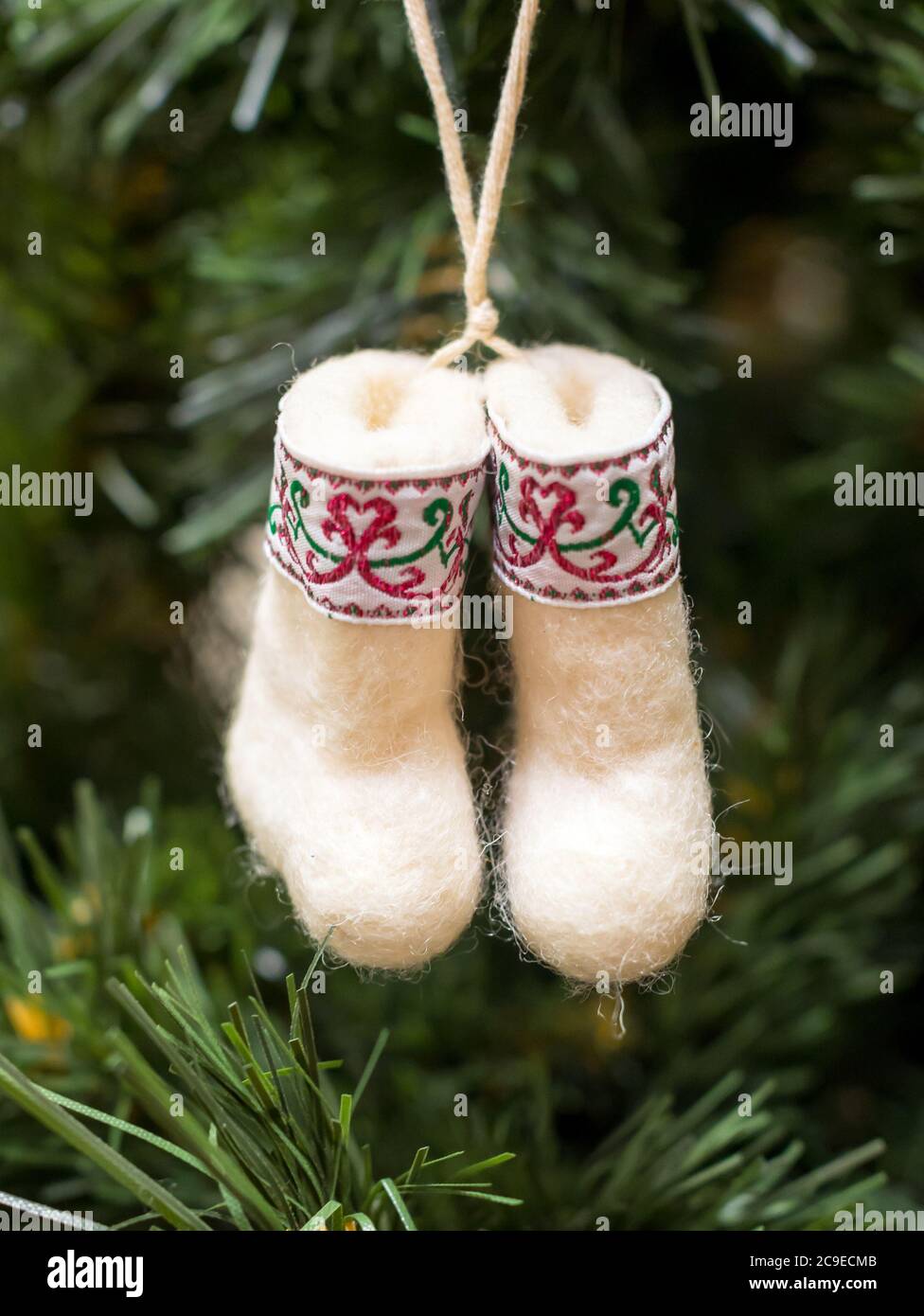Souvenir sotto forma di stivali in feltro appesi su un albero di Natale  Foto stock - Alamy