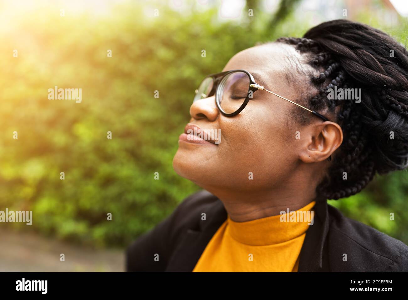 African Woman respirare aria pulita in natura con gli occhi chiusi Foto Stock