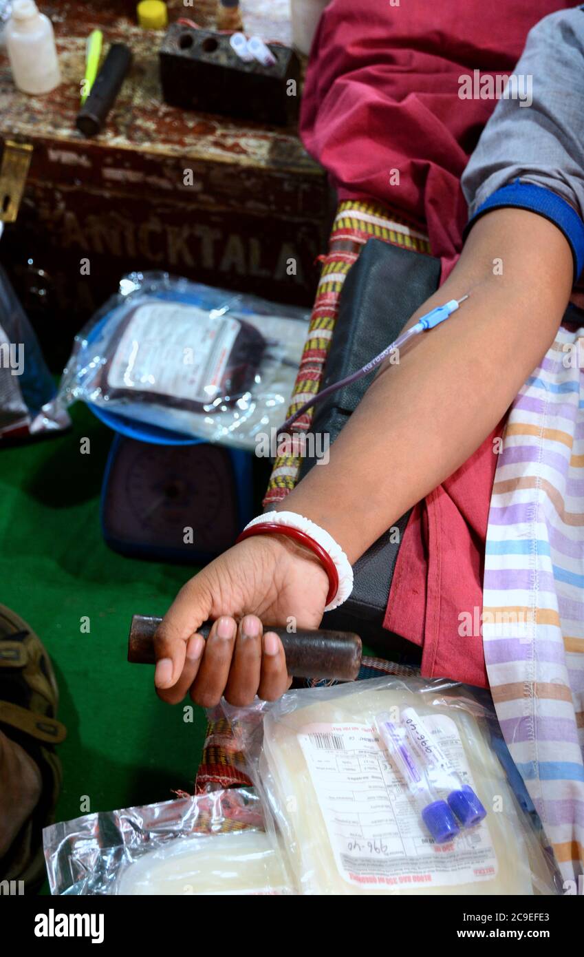 La gente stava donando il sangue per i pazienti di Thalassemia nel campo di donazione di sangue organizzato dal governo statale dipendente del governo del Bengala occidentale. Foto Stock