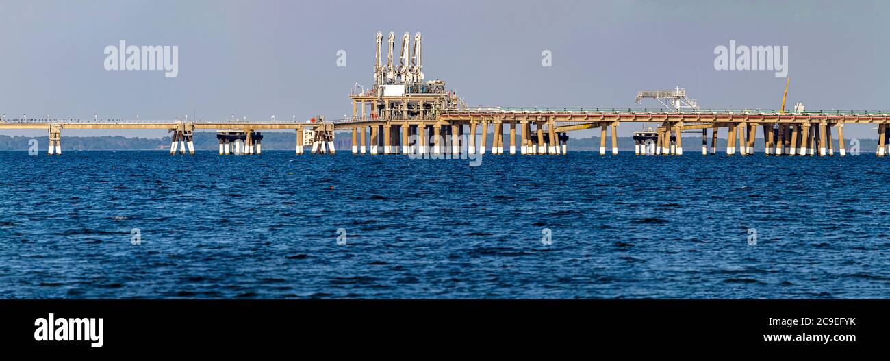 Calvert County, MD, USA 07/28/2020: Vista panoramica del molo offshore appartenente alla Dominion Energy Company. Nonostante le preoccupazioni ambientali, questo è un problema Foto Stock