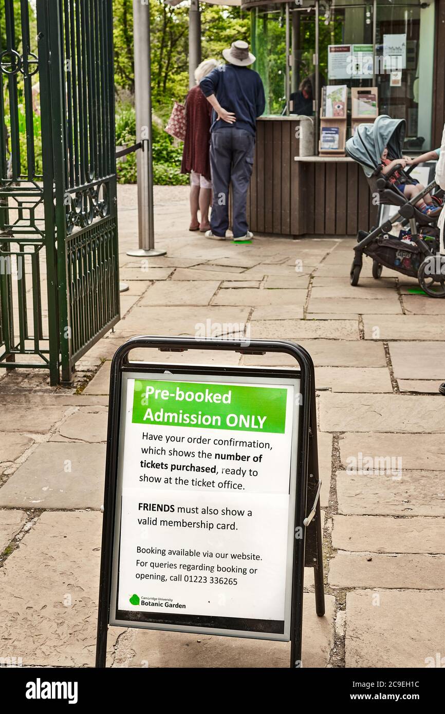 Ingresso prenotato in anticipo solo al giardino botanico dell'università di Cambridge, Inghilterra, durante l'epidemia di coronavirus, luglio 2020. Foto Stock