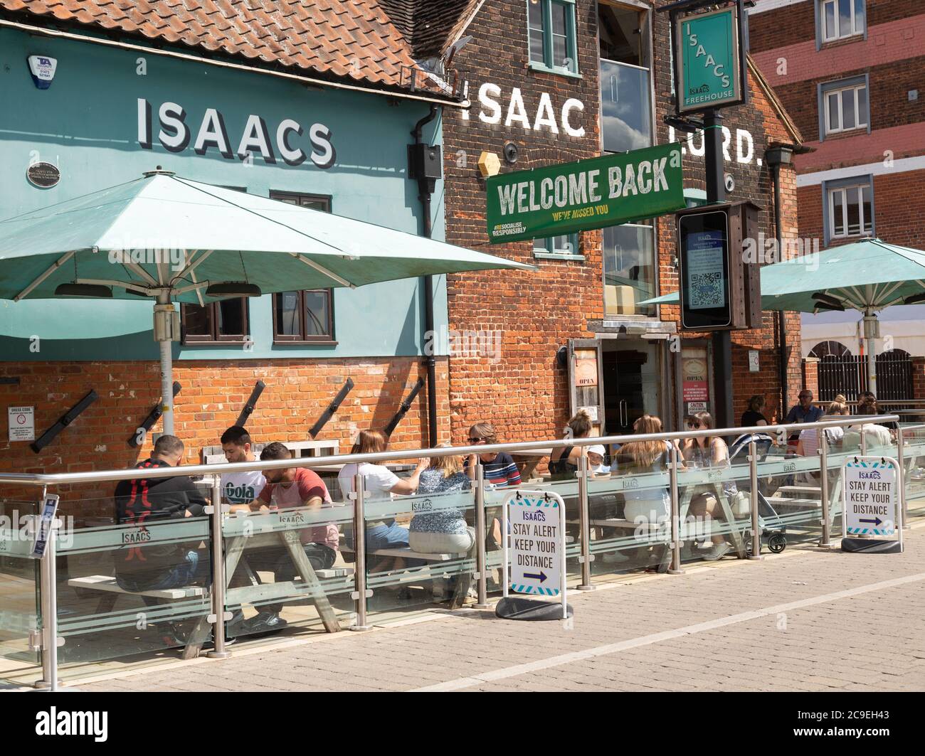 Le persone che siedono all'esterno del pub Isaacs riaperto di recente sul lungomare, Wet Dock, Ipswich, Suffolk, Inghilterra, Regno Unito, luglio 2020 Foto Stock