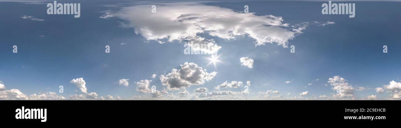 Seamless chiaro cielo blu hdri panorama a 360 gradi di angolo con vista zenith e belle nuvole per uso in grafica 3d come sky dome o modificare drone shot Foto Stock