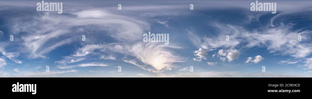 Seamless chiaro cielo blu hdri panorama a 360 gradi di angolo con vista zenith e belle nuvole per uso in grafica 3d come sky dome o modificare drone shot Foto Stock