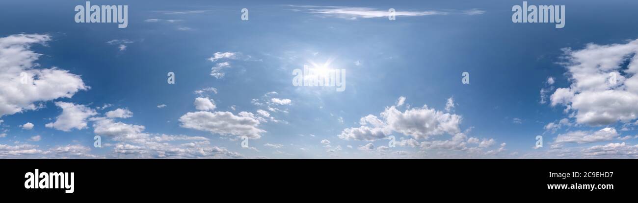 Seamless chiaro cielo blu hdri panorama a 360 gradi di angolo con vista zenith e belle nuvole per uso in grafica 3d come sky dome o modificare drone shot Foto Stock