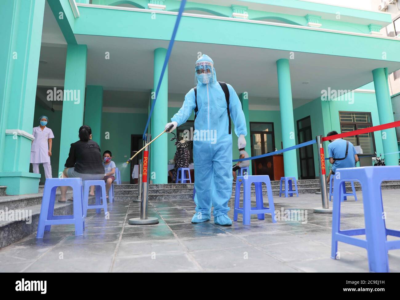 Hanoi, Vietnam. 30 luglio 2020. Un membro del personale disinfetta in una stazione sanitaria di Hanoi, Vietnam, 30 luglio 2020. Il Vietnam ha registrato 45 nuovi casi COVID-19 trasmessi sul mercato interno il venerdì mattina, portando il totale dei casi confermati a 509, secondo il suo Ministero della Salute. Credit: Handout di VNA/Xinhua/Alamy Live News Foto Stock