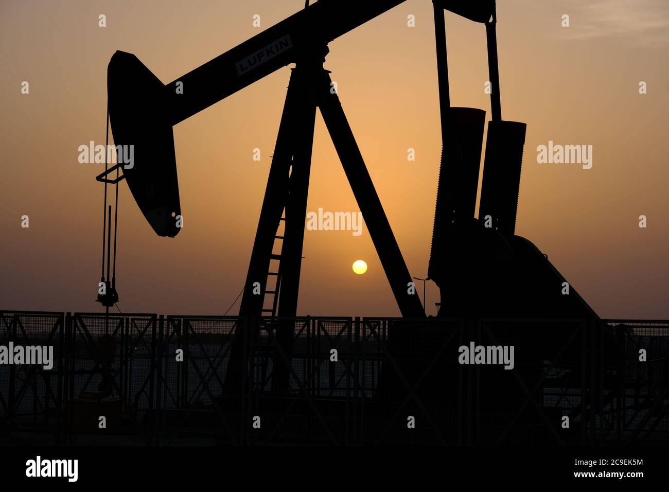 Estrazione del greggio nel golfo, fonte primaria di economia Foto Stock