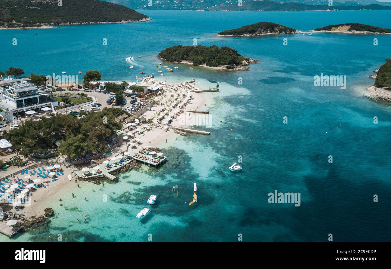 Il drone ha girato sorvolando la bellissima e turchese spiaggia di Ksamil, Albania. Foto Stock