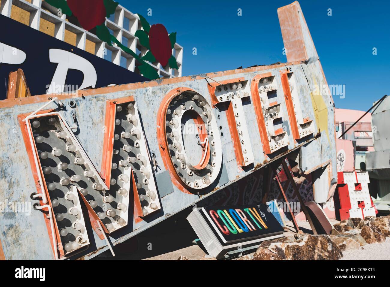Insegna vintage retro motel a forma di freccia che non è più in uso. Foto Stock
