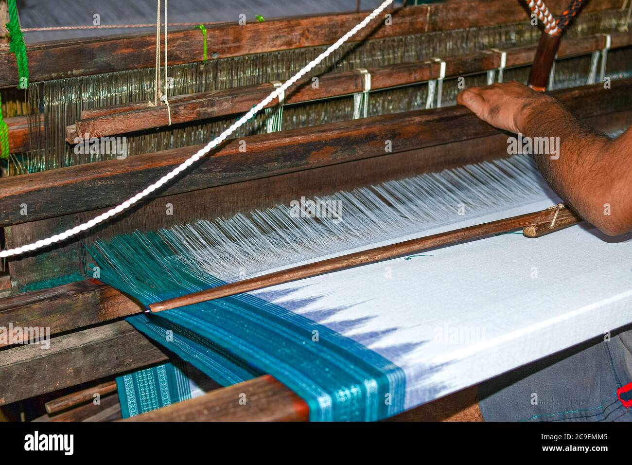 Tessitura Sambalpuri Saree bianche di Home Made Machine. Immagine 1 Foto Stock