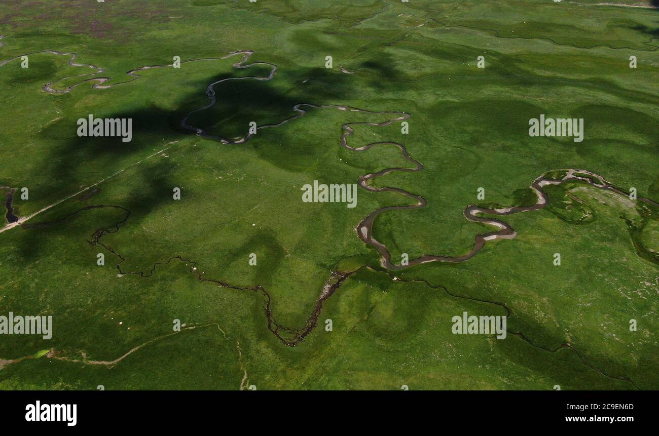Xining. 30 luglio 2020. La foto aerea del 30 luglio 2020 mostra la vista delle praterie di Jinyintan nella prefettura autonoma tibetana di Haibei, nella provincia di Qinghai, nella Cina nord-occidentale. Credit: Zhang Hongxiang/Xinhua/Alamy Live News Foto Stock