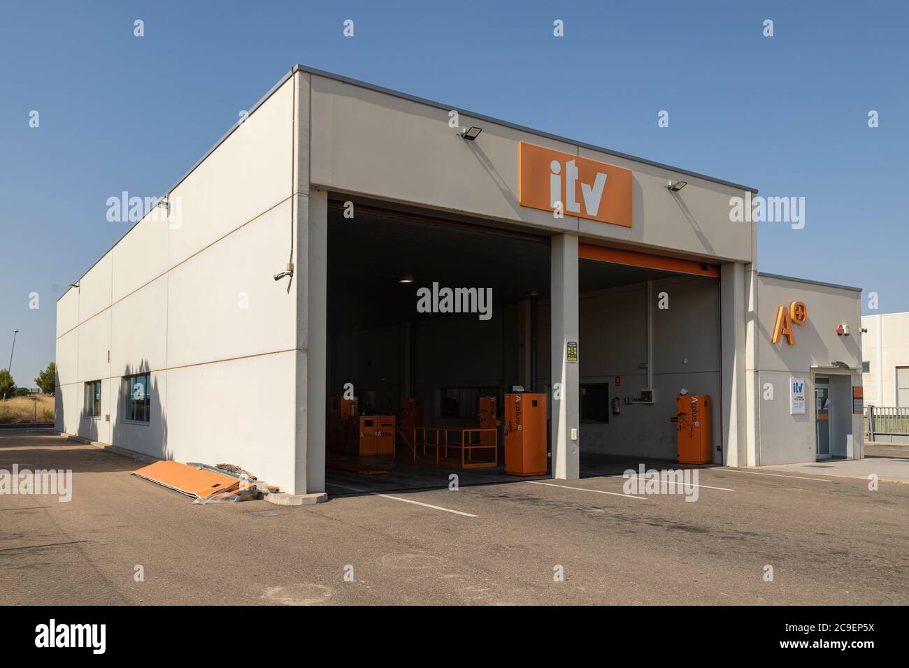 Gallur, Aragon, Saragozza, Spagna - 27 luglio 2020: Stazione numero 5011 per l'ispezione tecnica dei veicoli (ITV). Stazione ITV gallur, provincia di Saragozza, in Foto Stock