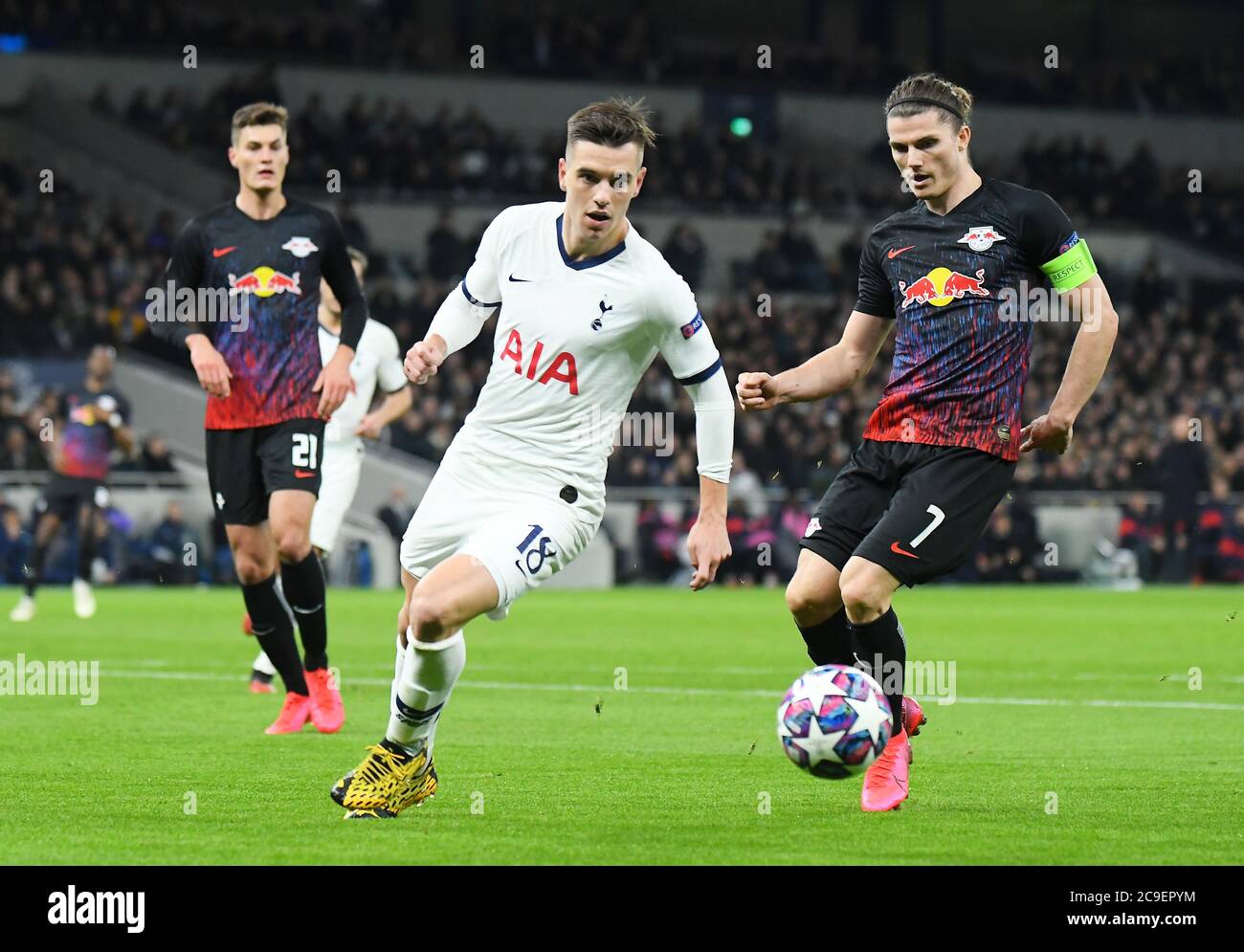 LONDRA, INGHILTERRA - 19 FEBBRAIO 2020: Giovani lo Celso di Tottenham e Marcel Sabitzer di Lipsia sono raffigurati durante la prima tappa del 2019/20 UEFA Champions League Round del 16 tra Tottenham Hotspur FC e RB Leipzig al Tottenham Hotspur Stadium. Foto Stock