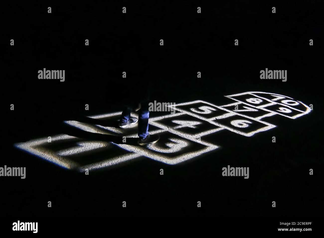 Campo da gioco illuminato per la partita di hopscotch durante la notte. Foto Stock