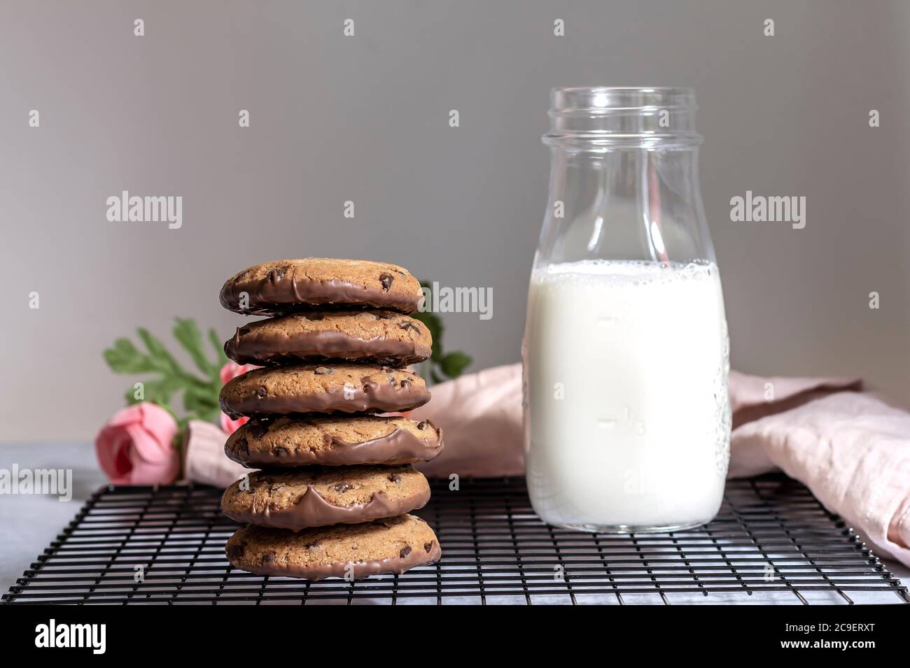 Biscotti al cioccolato con farinata d'avena e latte. Foto Stock