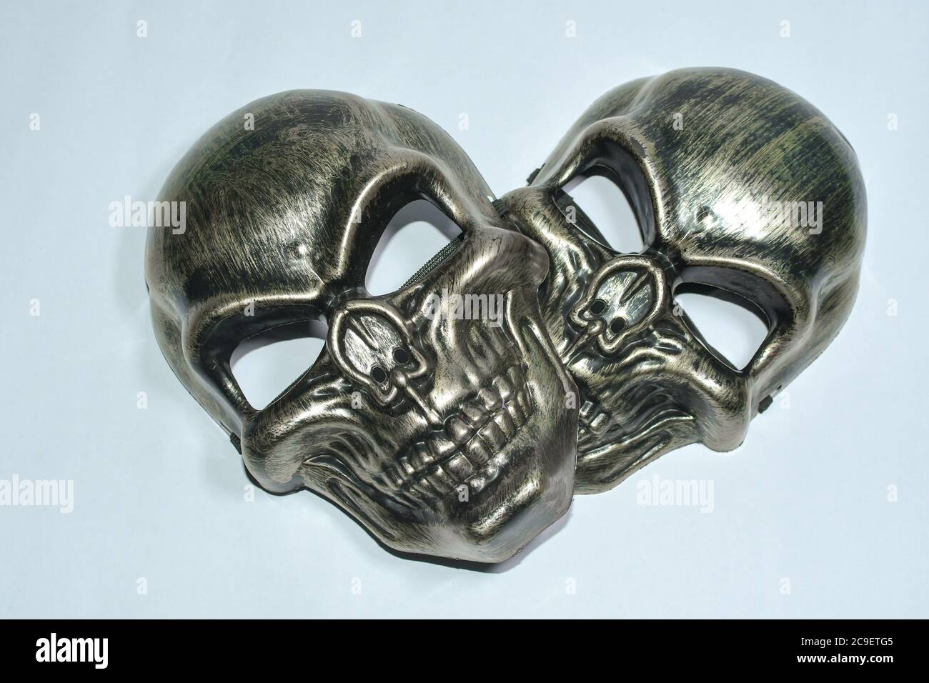 Due maschere metalliche per l'utilizzo in intrattenimento. Foto Stock