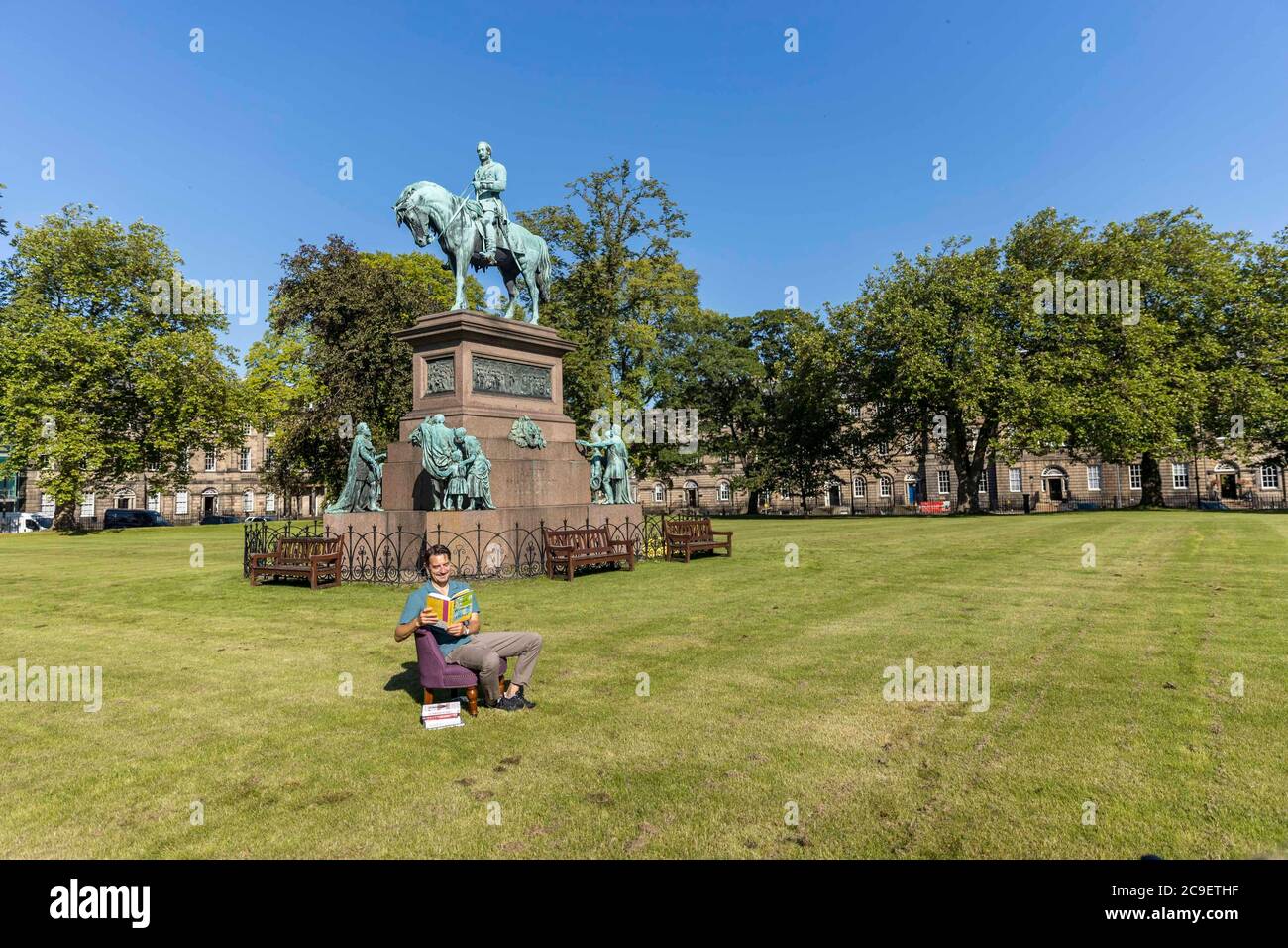 Edimburgo, Regno Unito. 31 luglio 2020 nella foto: Direttore del Festival Internazionale del Libro di Edimburgo, Nick Barley lancia il programma online 2020 in un vuoto Charlotte Square Gardens, il luogo abituale del festival. L'evento online si svolge dal 15 agosto al 31 agosto con 140 conversazioni online dal vivo di 200 autori distribuiti in 30 paesi. Credit: Notizie dal vivo su Rich Dyson/Alamy Foto Stock