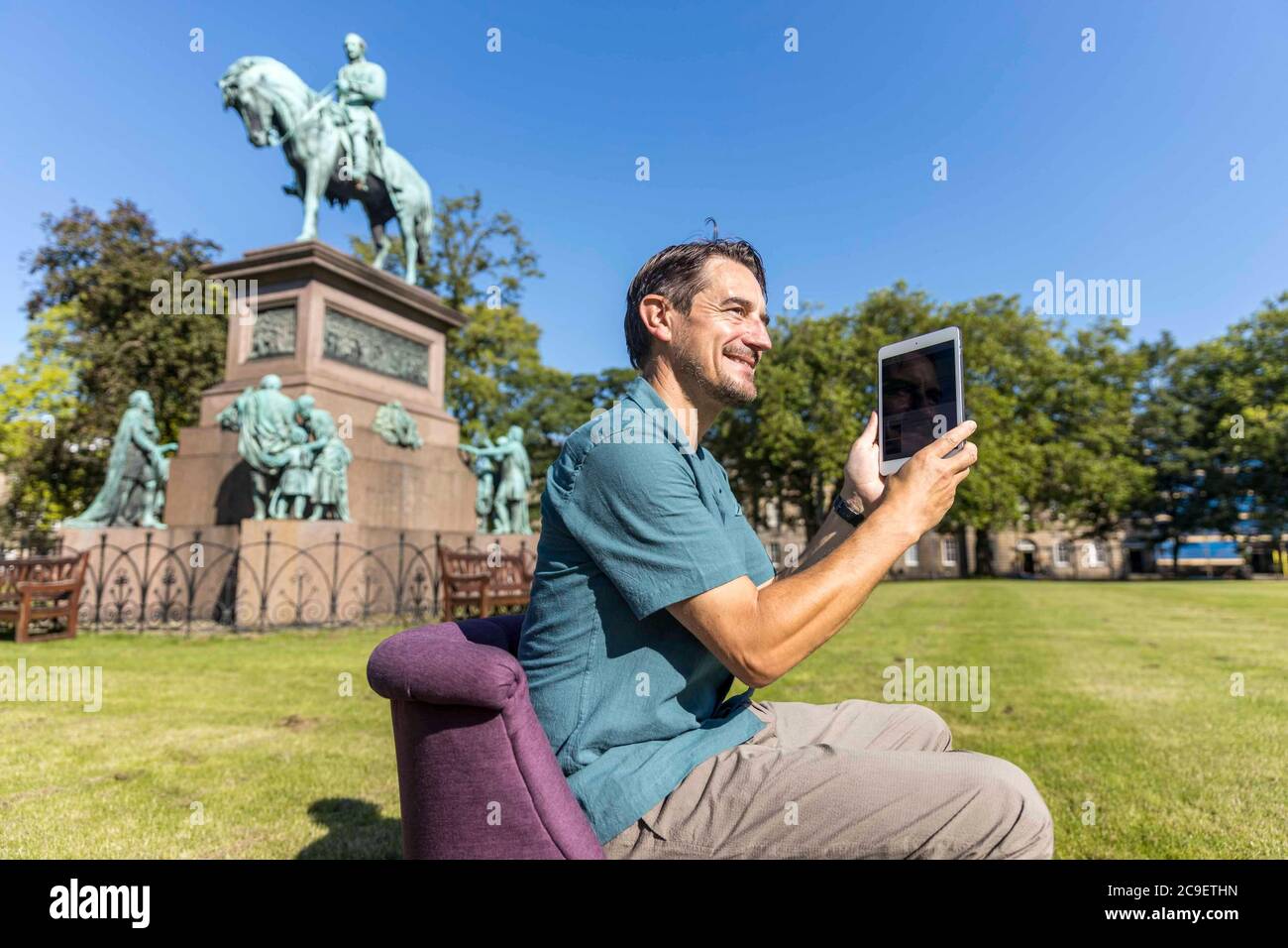 Edimburgo, Regno Unito. 31 luglio 2020 nella foto: Direttore del Festival Internazionale del Libro di Edimburgo, Nick Barley lancia il programma online 2020 in un vuoto Charlotte Square Gardens, il luogo abituale del festival. L'evento online si svolge dal 15 agosto al 31 agosto con 140 conversazioni online dal vivo di 200 autori distribuiti in 30 paesi. Credit: Notizie dal vivo su Rich Dyson/Alamy Foto Stock