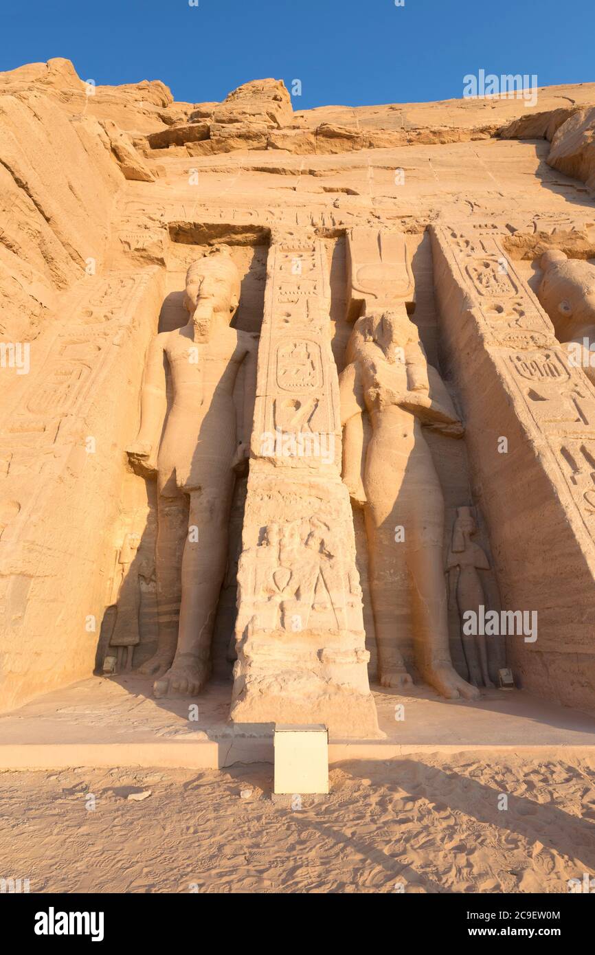 Statue colossali al tempio di Hathor della regina Nefertari, Abu Simbel, Egitto Foto Stock