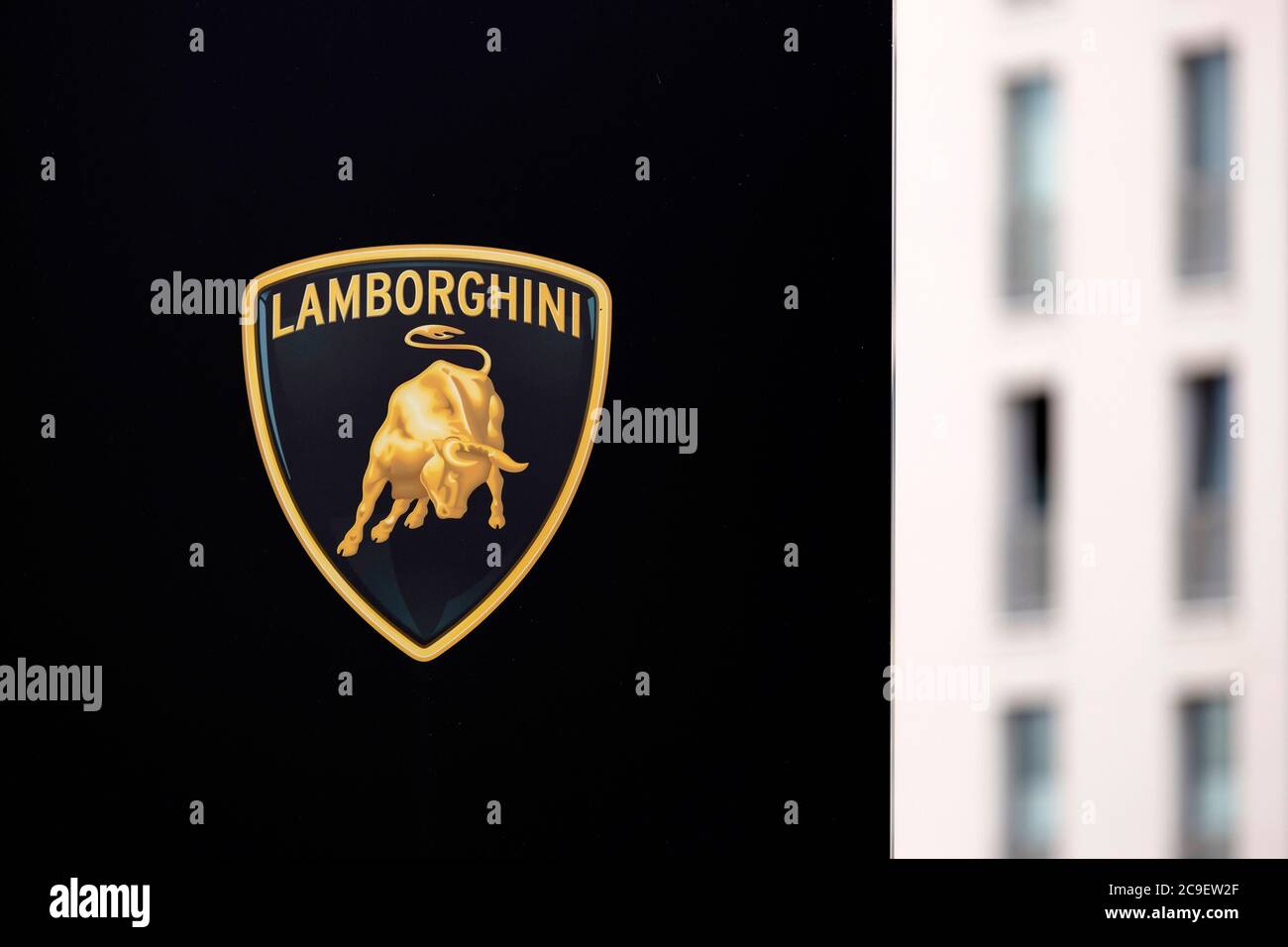 Colonia, Germania. 28 luglio 2020. Il logo del costruttore di automobili Lamborghini, che appartiene al Gruppo Volkswagen nell'ambito di Audi AG, sul terreno di Motorworld Koln Rheinland. Koln, 28 luglio 2020 | Use worldwide Credit: dpa/Alamy Live News Foto Stock